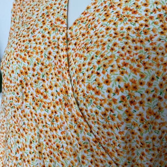 🌟 2/$10 Old Navy Yellow Floral Wrap Blouse - Picture 2 of 5